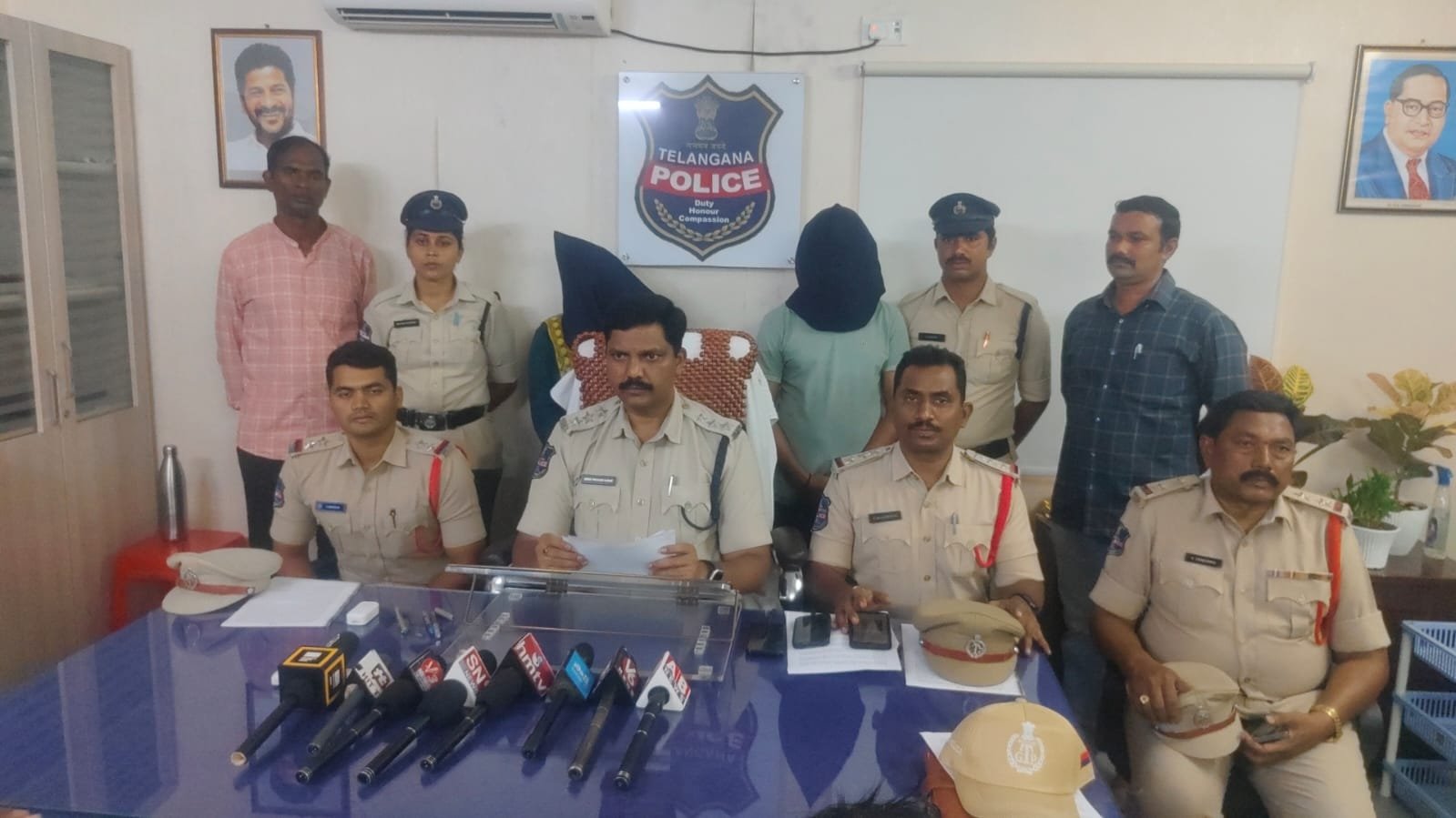 చిట్టీలు, అధిక రాబడుల పేరుతో కోట్ల మోసం  ప్రభుత్వ ఉపాధ్యాయుడు, భార్య అరెస్ట్