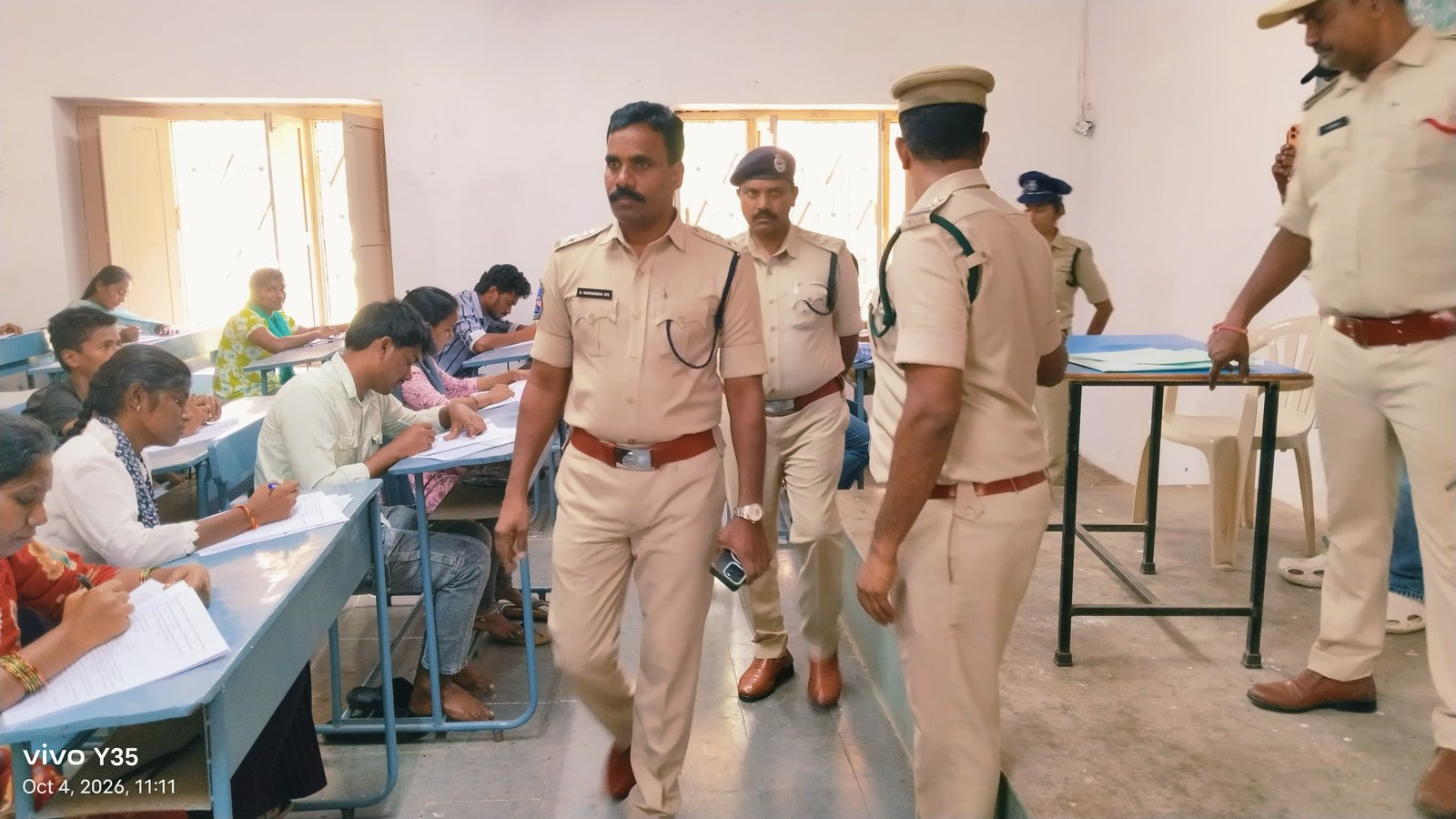 సూర్యాపేట జిల్లాలో 4 కేంద్రాల్లో పరీక్ష.. 1,220 మంది యువత హాజరు  ఎస్వీ డిగ్రీ కళాశాలలో పరీక్షా సరళిని పరిశీలించిన ఎస్పీ కె. నరసింహ