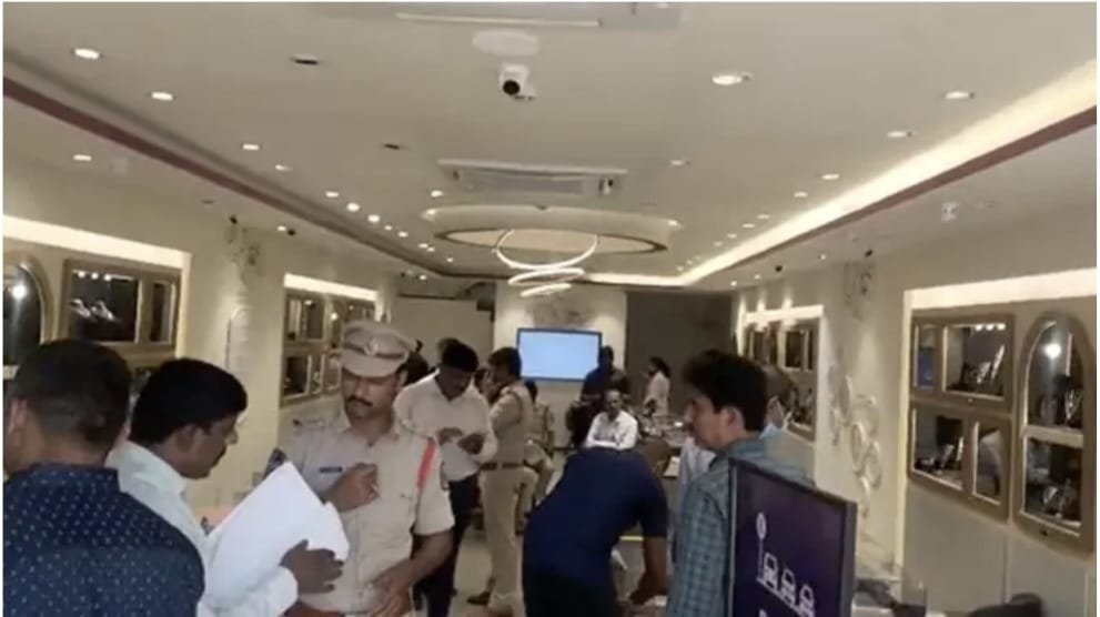 మేడిపల్లి జ్యువెలరీ షాపులో భారీ చోరీ - Additional Image