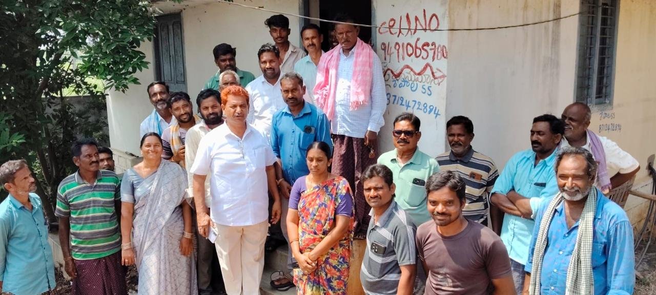 రైతాంగానికి సరిపడా కరెంట్ ఇవ్వాలి  ఎండిపోతున్న వరి పంటలను కాపాడాలి  రేపాల సబ్‌స్టేషన్‌ వద్ద రైతు సంఘం ఆందోళన