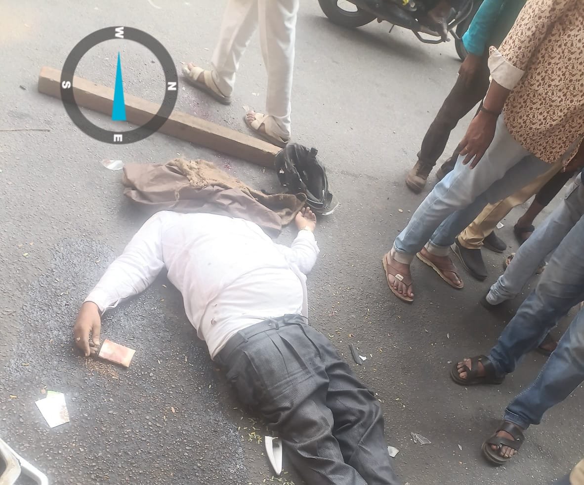 ఓవర్‌లోడ్‌ మినీ ట్రక్కు బోల్తా.. ద్విచక్రవాహనదారుడు మృతి  యూటర్న్‌ తీసుకుంటుండగా అదుపుతప్పిన ట్రక్కు  రోడ్డుపై పడిన భారీ ఇనుప పైపులు.. అక్కడికక్కడే మృతి