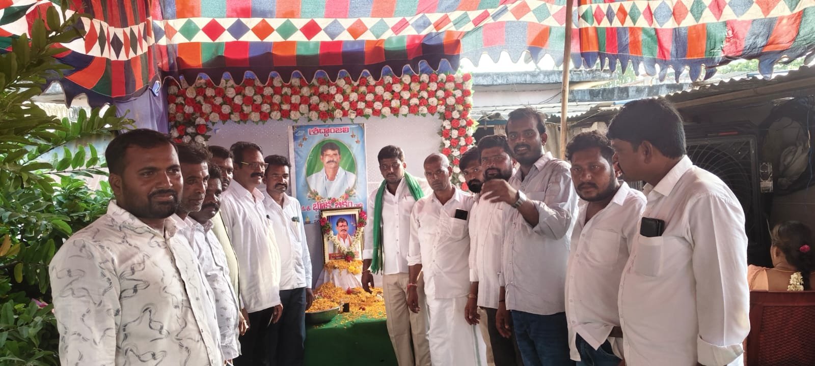 భూక్య బిక్షం దశదిన కర్మలో పాల్గొన్న మాజీ జడ్పీటీసీ మాతృ నాయక్  కుటుంబ సభ్యులకు ప్రగాఢ సానుభూతి తెలిపిన మాతృ నాయక్