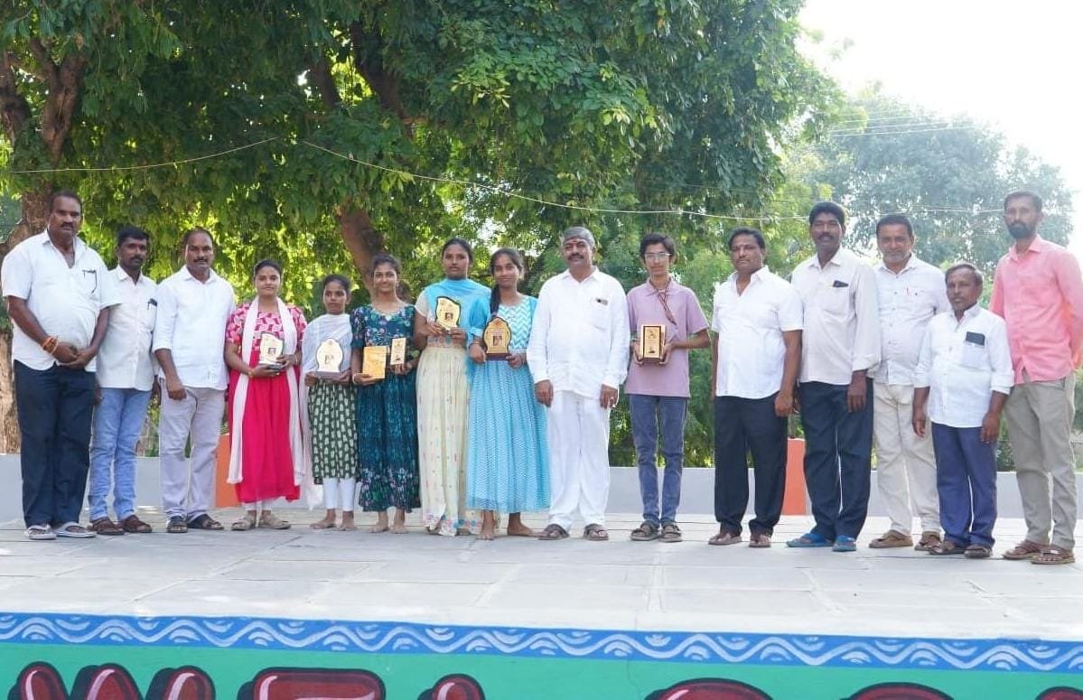 ప్రధాని మోదీ జన్మదినం సందర్భంగా విద్యార్థులకు బహుమతుల ప్రదానం  శ్రీవాణి పాఠశాలలో వ్యాసరచన, చిత్రలేఖనం పోటీలు  విద్యార్థులు ఉన్నత లక్ష్యాలను సాధించాలి: బీజేపీ పట్టణ అధ్యక్షుడు కొణతం నాగిరెడ్డి