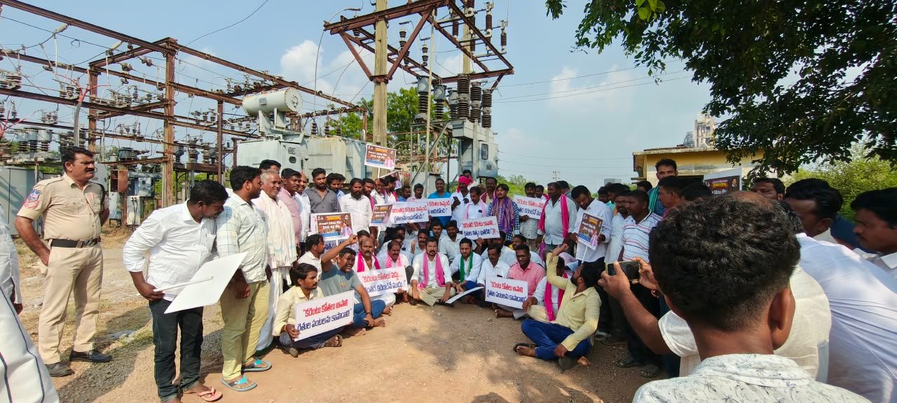 రైతులకు నిరంతర విద్యుత్ ఇవ్వాలి  మఠంపల్లి విద్యుత్ సబ్‌స్టేషన్ ఎదుట రైతులతో కలిసి బీఆర్‌ఎస్ నాయకుడు పిల్లుట్ల రఘు ధర్నా - Additional Image