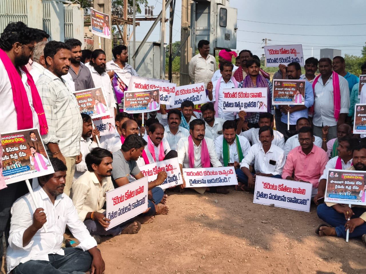రైతులకు నిరంతర విద్యుత్ ఇవ్వాలి  మఠంపల్లి విద్యుత్ సబ్‌స్టేషన్ ఎదుట రైతులతో కలిసి బీఆర్‌ఎస్ నాయకుడు పిల్లుట్ల రఘు ధర్నా - Additional Image