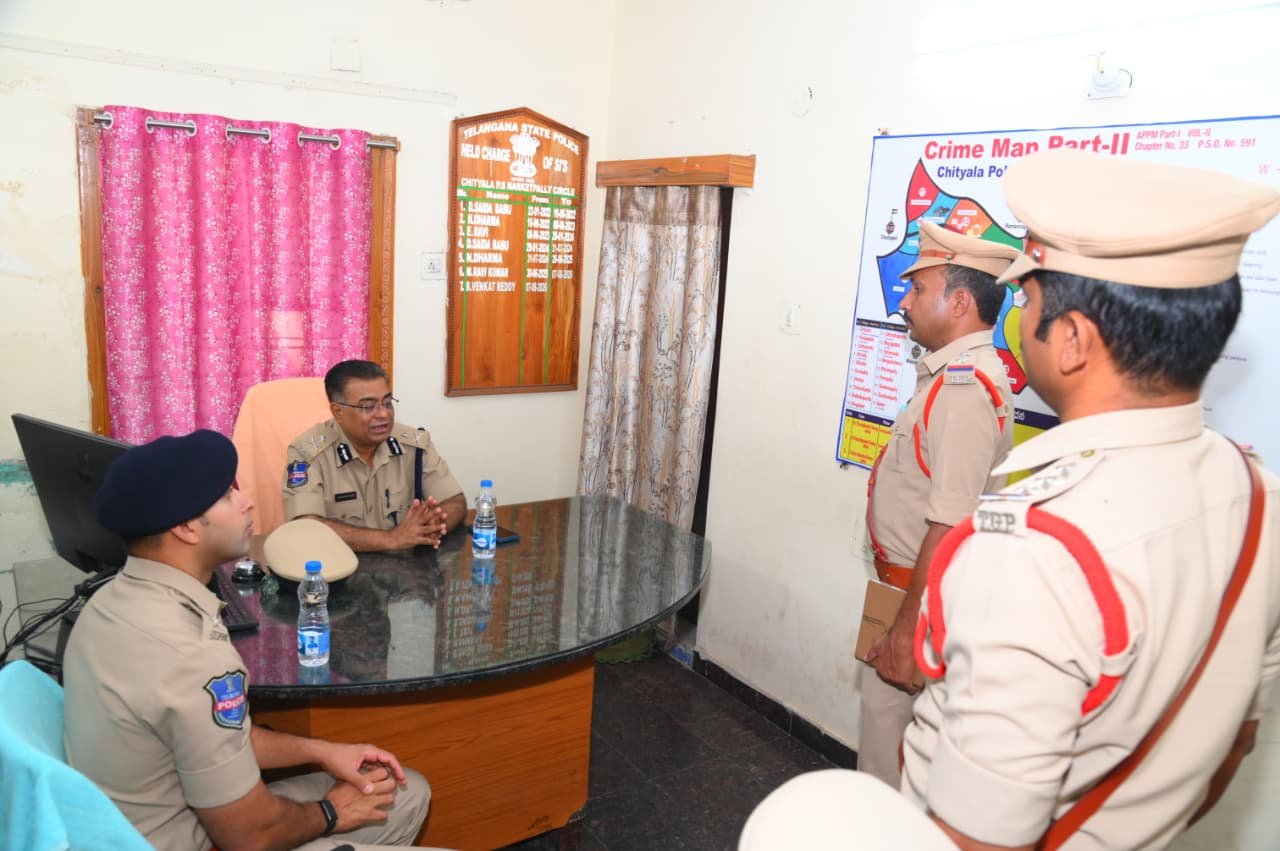 రోడ్డు ప్రమాదాల నివారణకు ప్రత్యేక చర్యలు చేపట్టాలి  చిట్యాల పోలీస్ స్టేషన్‌ను తనిఖీ చేసిన ఐజీ షాహనవాజ్ ఖాసిం - Additional Image