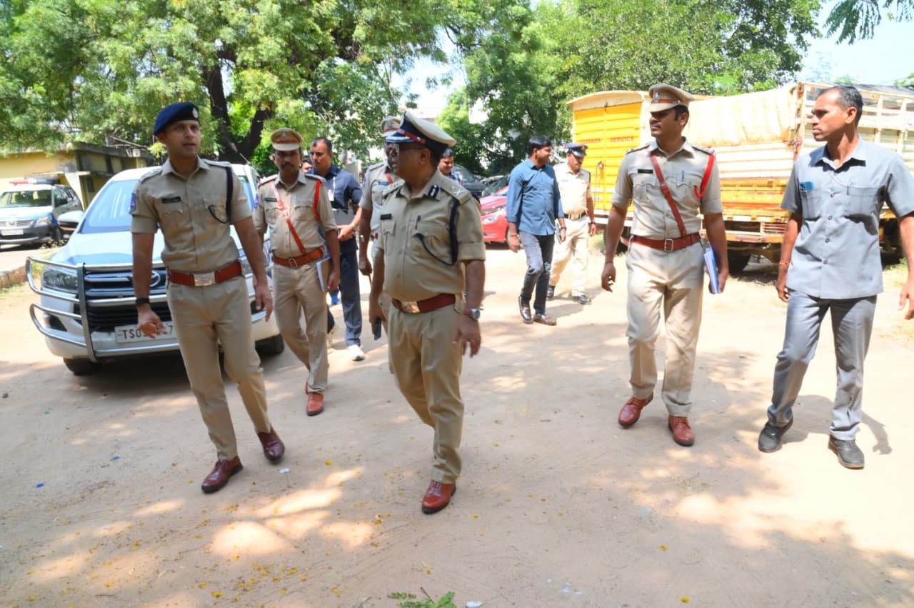 రోడ్డు ప్రమాదాల నివారణకు ప్రత్యేక చర్యలు చేపట్టాలి  చిట్యాల పోలీస్ స్టేషన్‌ను తనిఖీ చేసిన ఐజీ షాహనవాజ్ ఖాసిం - Additional Image