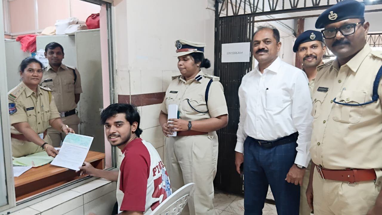 41 బార్లకు 2,200 దరఖాస్తులు!  చివరి రోజు ఎక్సైజ్ కార్యాలయాల వద్ద భారీ రద్దీ  లైసెన్సుల కోసం పోటాపోటీగా దరఖాస్తులు
