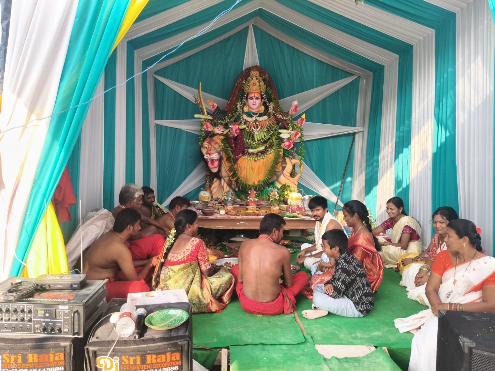 అన్నపూర్ణాదేవి అలంకరణ ఘనంగా నిర్వహించారు